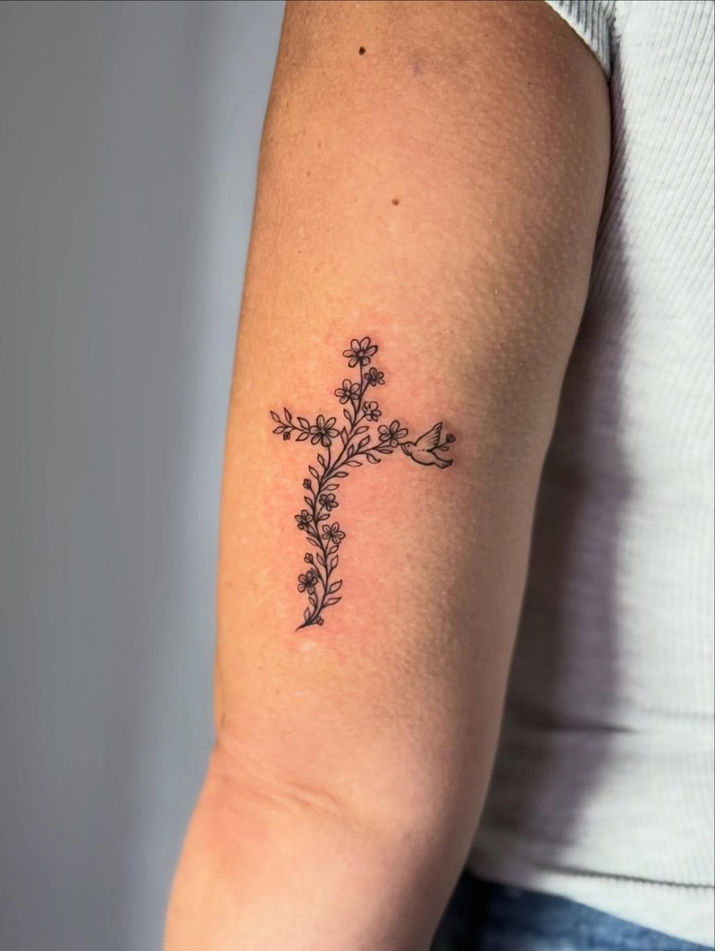 Una cruz que florece 🌺🌹🌸 líneas suaves, equilibrio y silencio.  #tattoo #abqtatt