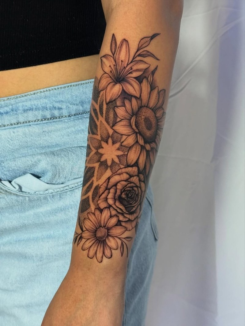 Loved how this piece came together ✨ Flowers and sacred geometry wrapping the ha