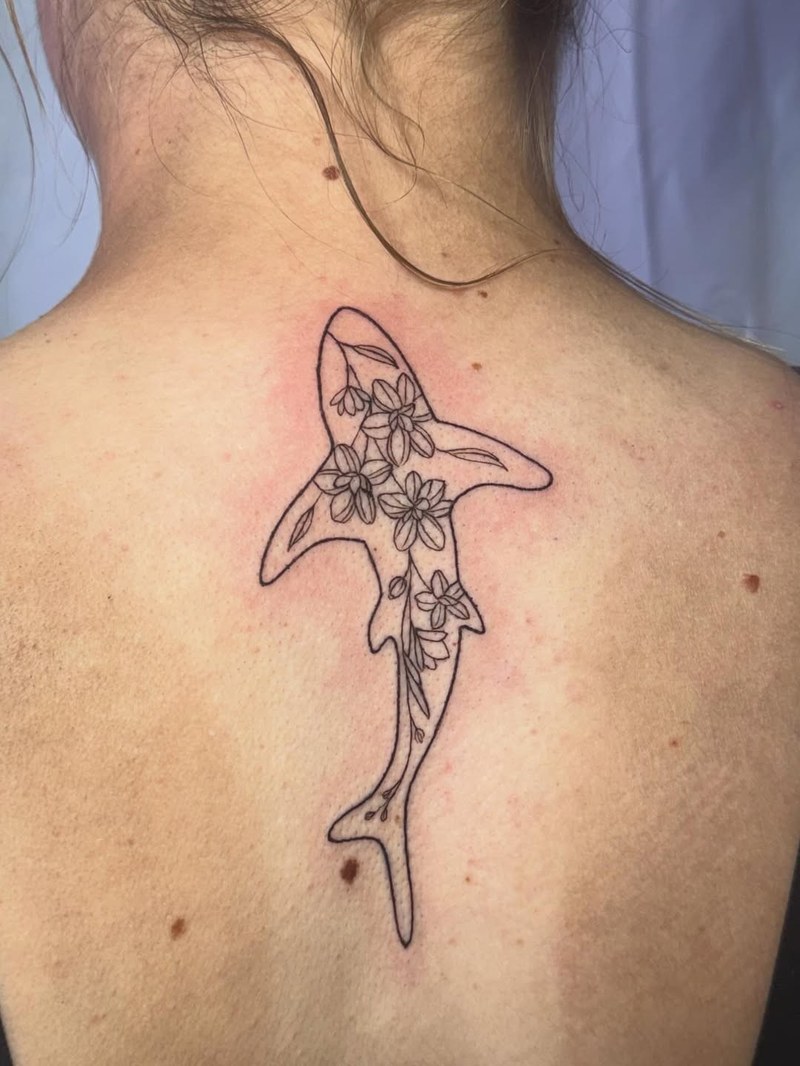 A piece where the ocean meets softness 🌊 Flowers flowing through the sea, adapti