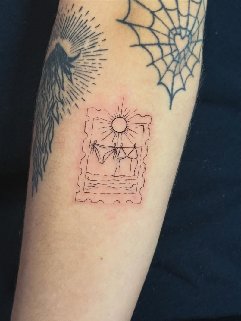 Detailaufnahme einer tätoowierten männlichen Hand