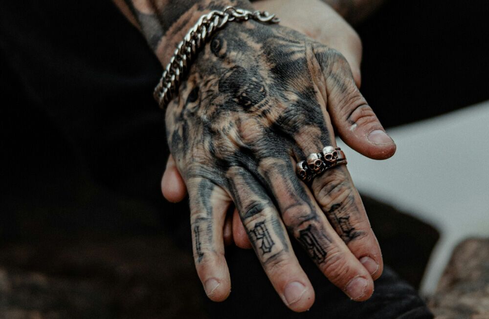 Detailaufnahme einer tätoowierten männlichen Hand