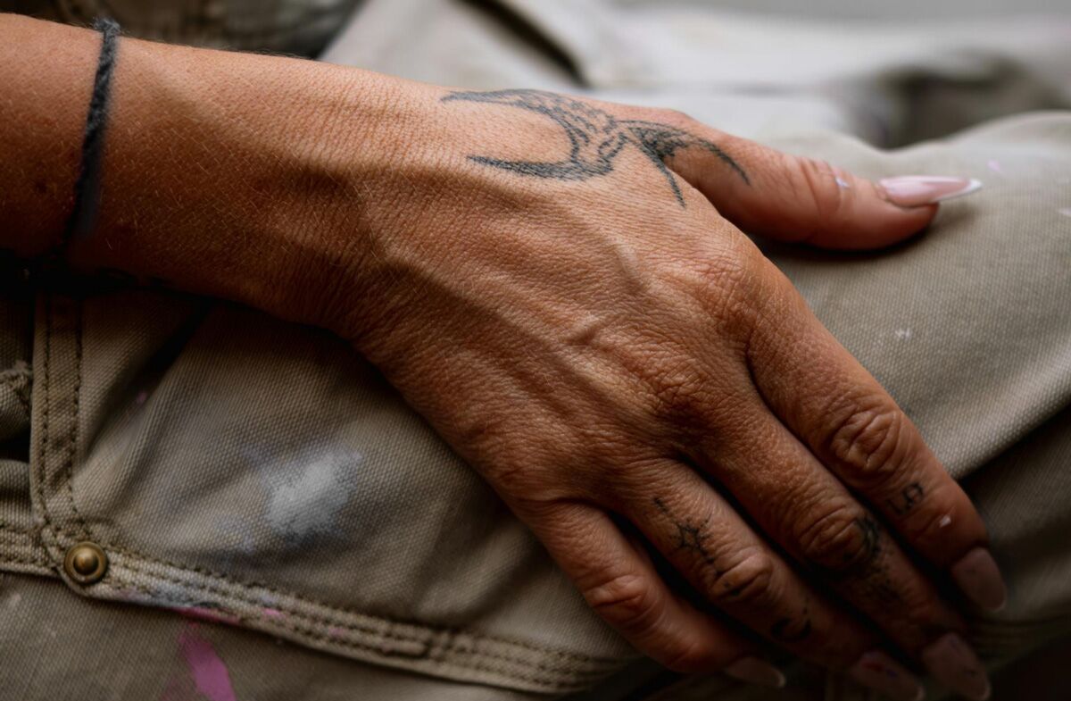 Detailaufnahme einer tätoowierten weiblichen Hand