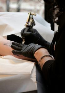 Nahaufnahme einer Tattoo-Session